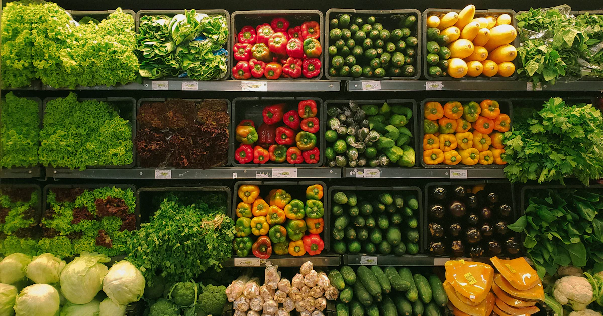 Boîtes de conservation avec restes de légumes et pain près d'une planche