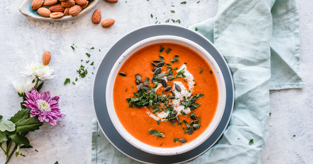 Soupe veloutée de poireaux dans un bol blanc